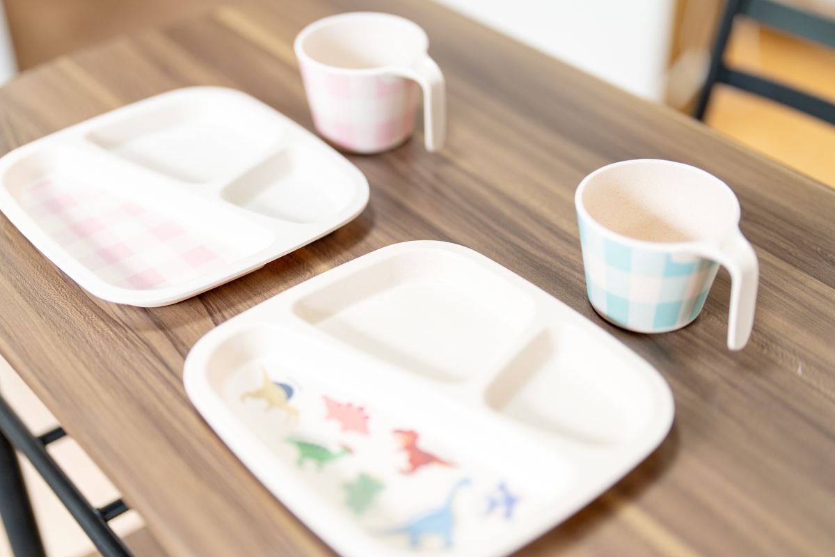 子ども用のプレートとコップ